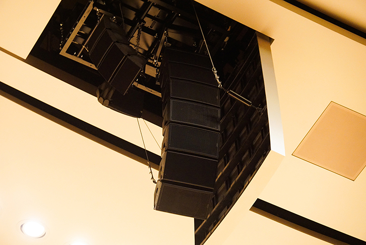 ステージ正面から撮影した昇降式スピーカー（下手）。正面向きはNEXO「GEO M10」x７台で構成