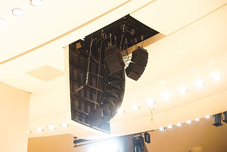 ステージ後方から撮影した昇降式スピーカー（下手）。横向きは「GEO M6」x4台、後方向きは「GEO M6」x３台で構成