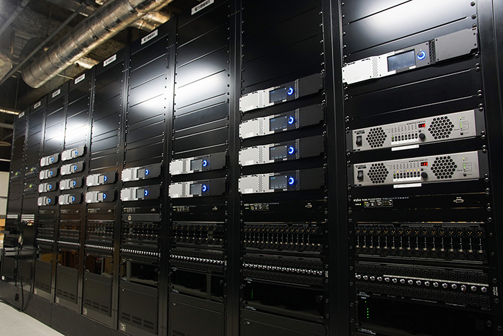 アンプ室。パワーアンプにNEXO「NXAMPmk2」を導入。ホワイエ、楽屋送り用アンプにはヤマハ「XMV8280-D」を導入