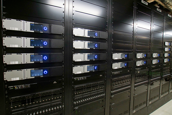 パワーアンプラックにはHYFAXデーターロガーシステム「DL3 System」を導入。スピーカーラインレベル、インピーダンス測定、電源波形、ラック内温度などの監視と記録が可能