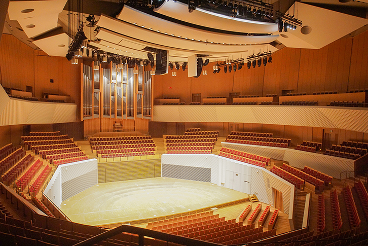 「ミューザ川崎」には、日本最大級の素晴らしいパイプオルガンが設置されています。そのオルガンの響きを活かすため、「ミューザ川崎」は豊かで長い残響が必要でした。その響きを生み出すためホール形状は、ステージの周りを段々畑のようにブロックにわけられた客席が取り囲むヴィンヤード形式となっています。 