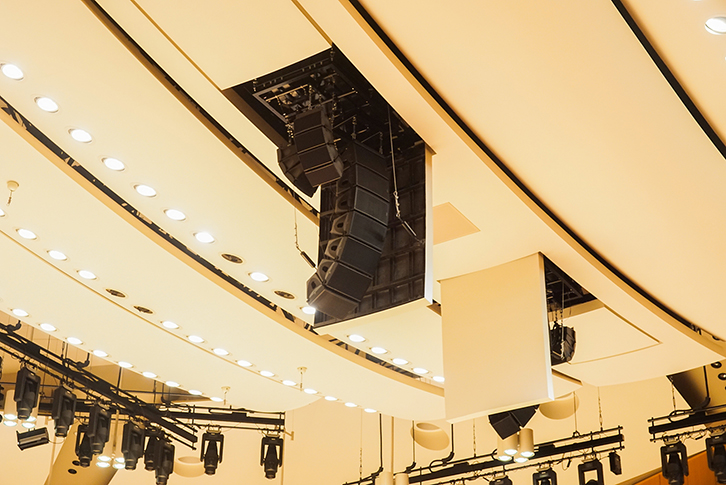 ステージ上の昇降式スピーカー、左側がステージ下手側、右が上手側と2つのクラスターが用意されている