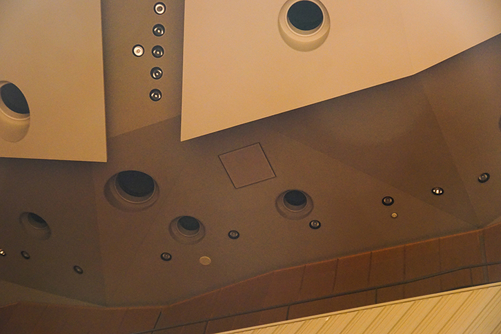 正方形のサランネットでカバーされているのが、設置された天井分散スピーカー