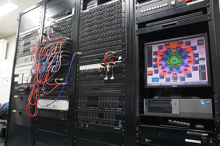 コントロールルームの音響ラック。DMEをリモートし出力コントロールするPCがある