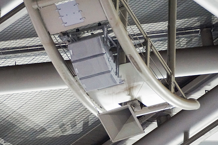 サテライトクラスターはNEXO 「GEO S1230-ST」が2～3台のラインアレイで構築（ホーン型スピーカーは非常放送用）