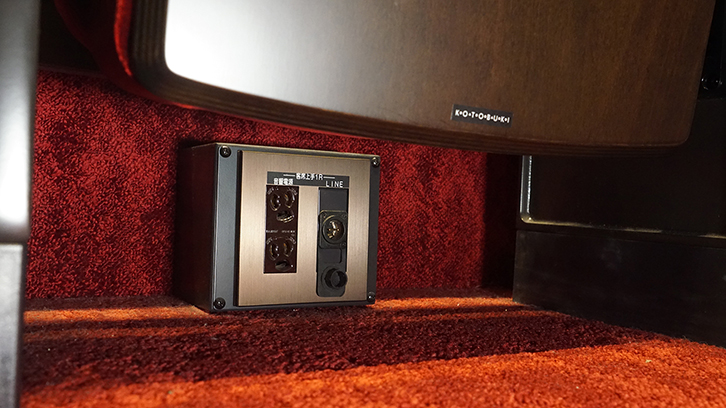 客席下にスピーカーを設置するために用意されたコネクター盤