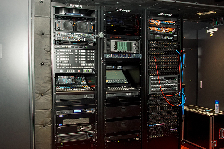 音響調整室の音響ラック