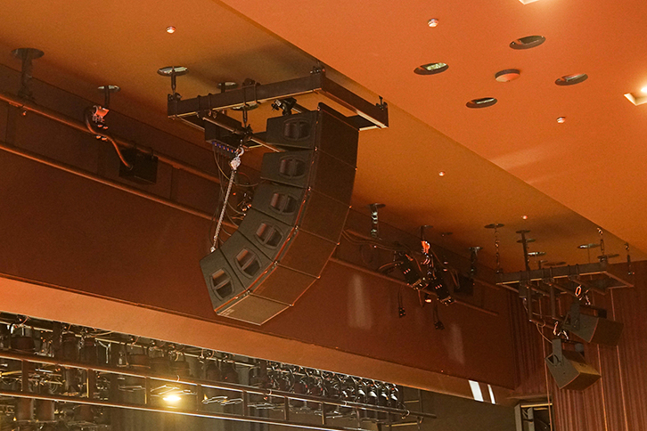 センターに設置されたラインアレイ型のプロセニアムスピーカー