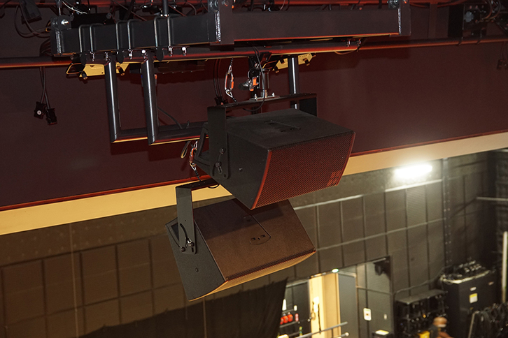 舞台左右の端に設置されたプロセニアムサイドスピーカーはポイントソース型