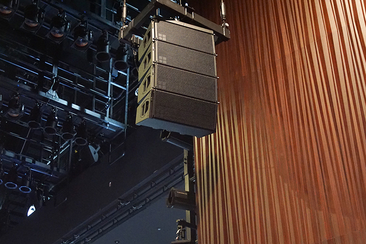舞台上手に設置されたラインアレイ型のサイドスピーカー