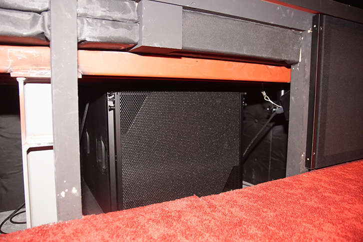 ステージ下に設置されたサブウーファー