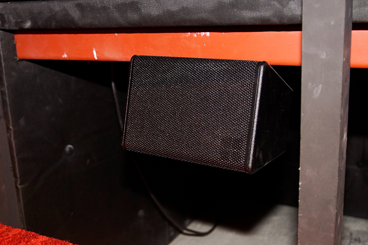 ステージ下に設置されたステージフロントスピーカー