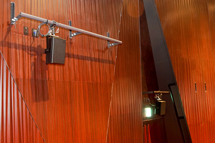 客席の左右壁面に設置された効果音用スピーカー