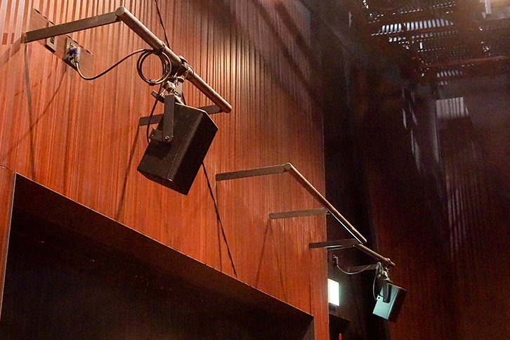 客席後方の壁面に設置された効果音用スピーカー