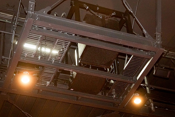 客席上部に設置された効果音用スピーカー