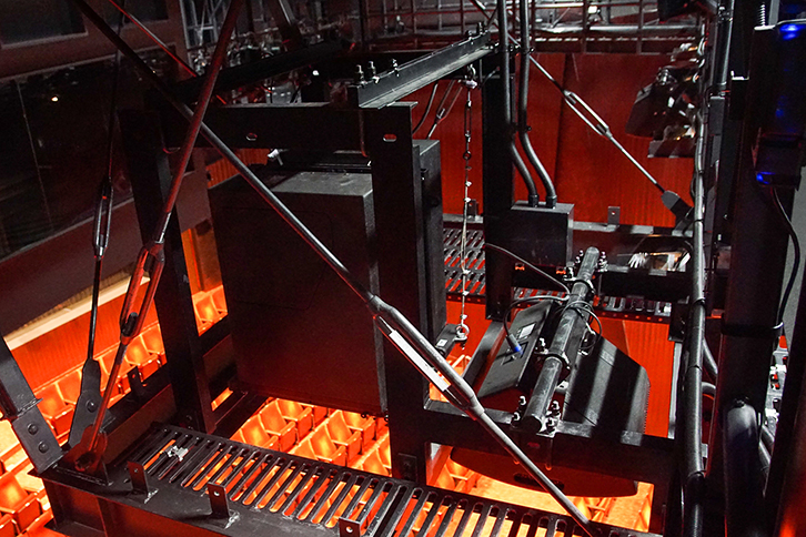 客席上部にはサブウーファーも設置されている