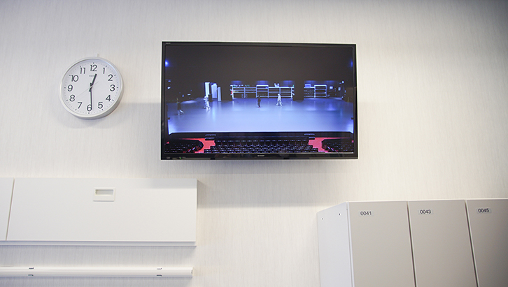 楽屋に設置されたスタッフ用の液晶モニター