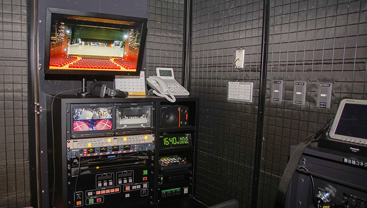 ディスプレイが用意された舞台下手脇の舞台監督スペース