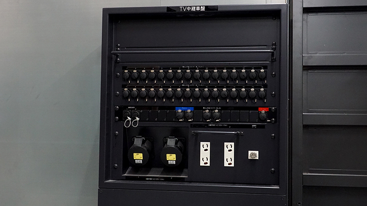 舞台上手脇のTV中継車盤