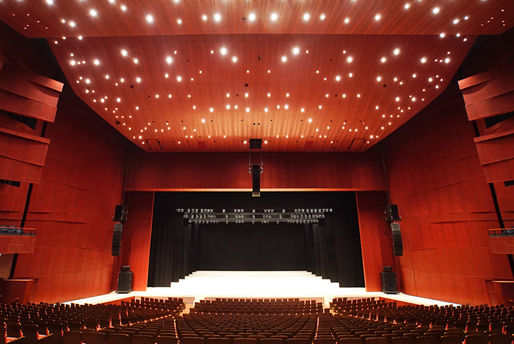 大劇場は調整卓にヤマハ「RIVAGE PM7」を導入。
デジタルオーディオネットワークDante伝送で運用し、再生系はラインアレイスピーカーをセンターと左右に配置。