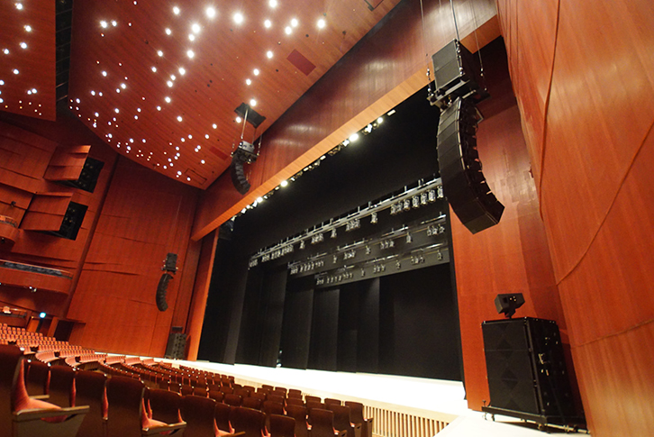 上手、下手床のサブウーファー、上手、下手のラインアレイ、そして舞台センターにもラインアレイが用意