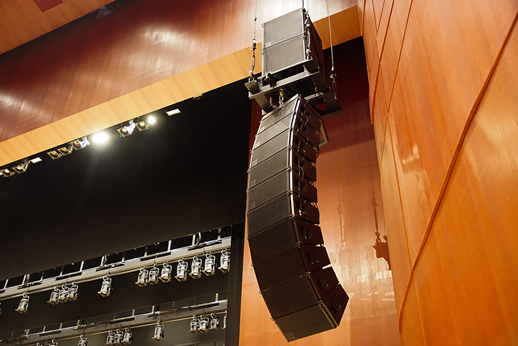 上手のラインアレイd&b audiotechnik「V8」×8、「V12」×2。上部にはサブウーファー「V-Sub」×2を設置。下手ラインアレイも同様