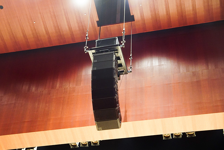 センターのラインアレイd&b audiotechnik「V8」×6、「V12」×2。上部にはサブウーファー「V-Sub」×1を設置