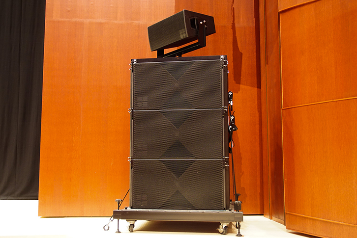 下手床に設置されたサブウーファーd&b audiotechnik「J-SUB」×3とインフィル「V10P」。上手側も同様