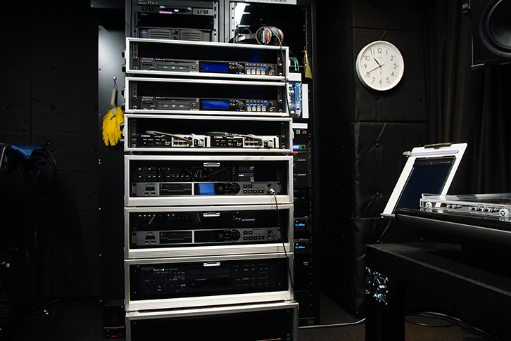 音響調整室の録音・再生機器類