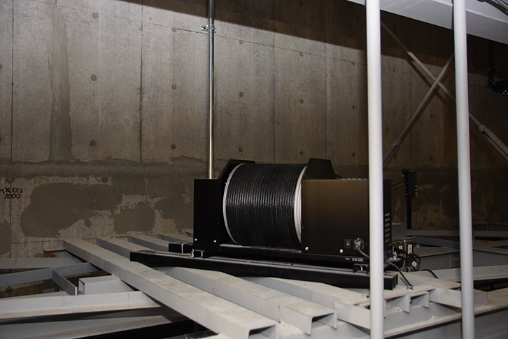 大劇場の天井内。HYFAX電動吊りマイク装置「MHL-30」の電動巻上機