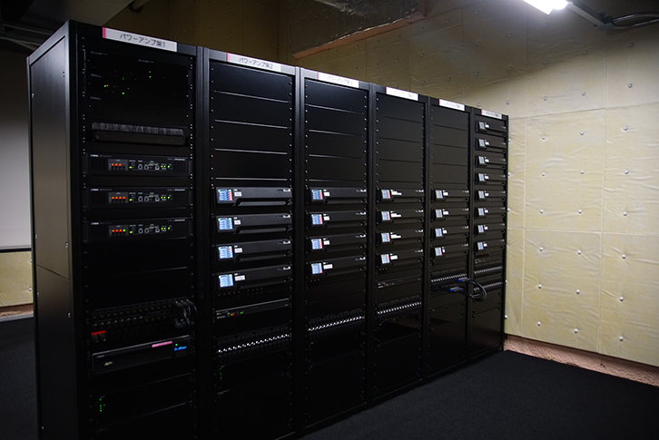 アンプ室のパワーアンプ架。d&b audiotechnik「D80」「D20」が組み込まれる。