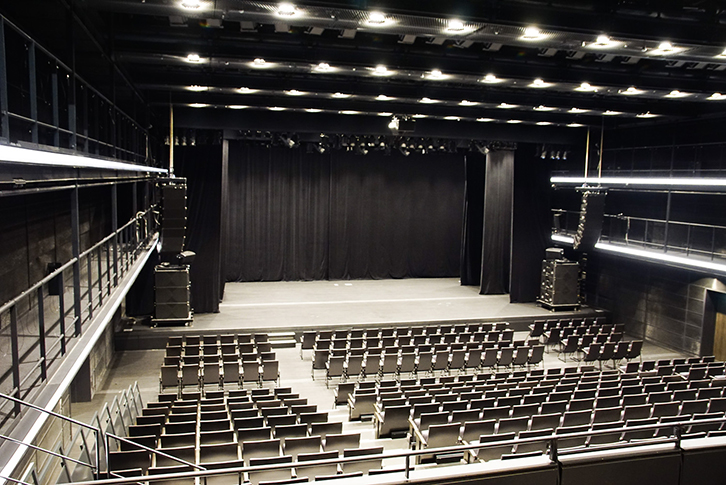 ライブハウスに負けないパワーが出せるスタジオシアターの音響システム