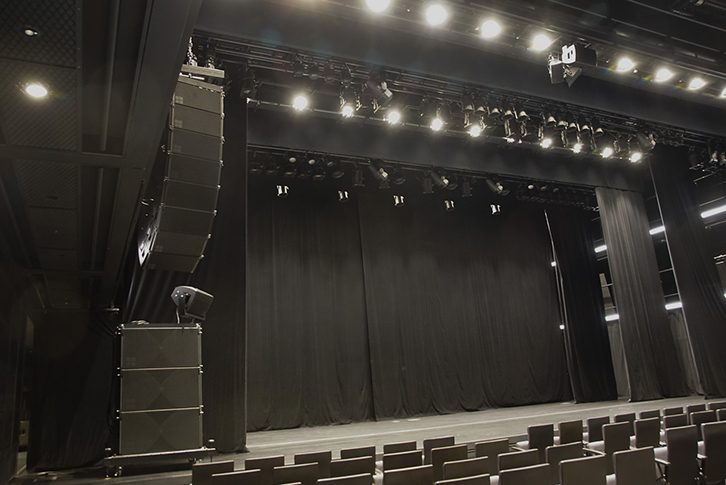 スタジオシアターの下手側ラインアレイと床置きのサブウーファーシステム