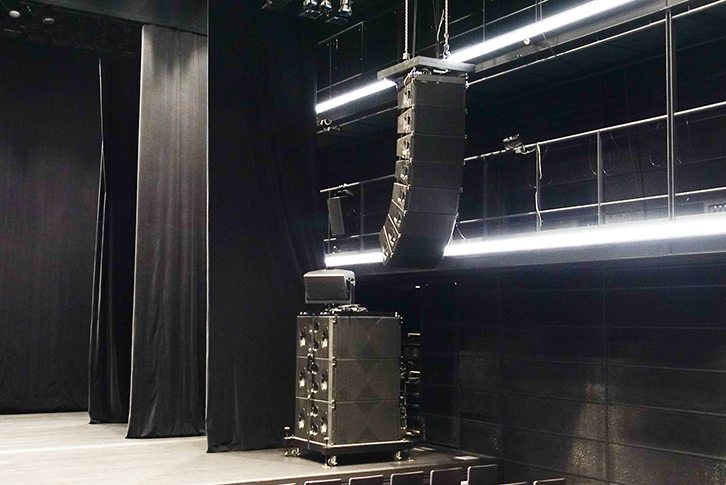 スタジオシアターの上手側ラインアレイと床置きのサブウーファーシステム