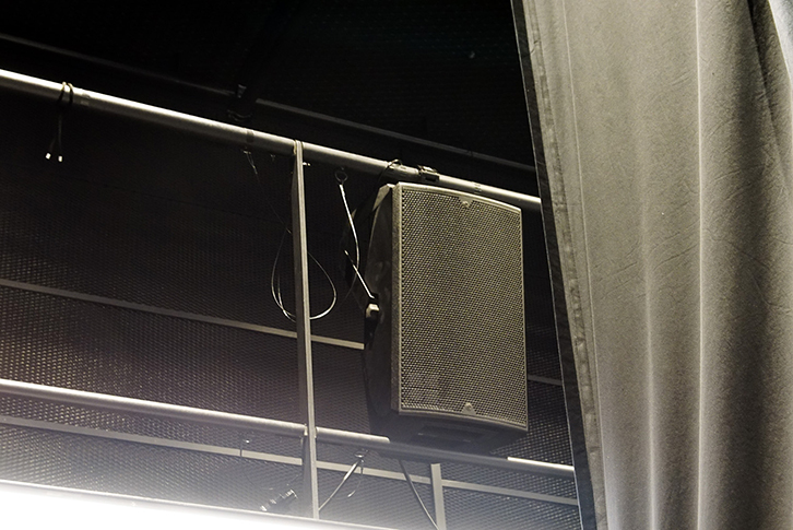 二階バルコニーの手すりの移動用スピーカーは用途に応じて移動可能