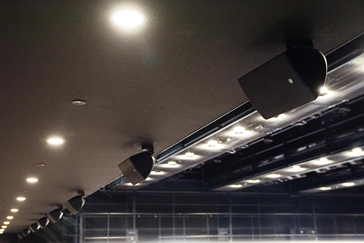 二階席のアンダーバルコニーに補助スピーカーとして設置されたヤマハ「VXS5」