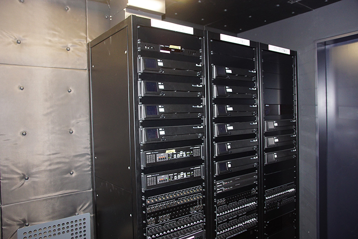 スタジオシアターピンスポット室のパワーアンプ架。d&b audiotechnik「D80」「D20」が組み込まれる。