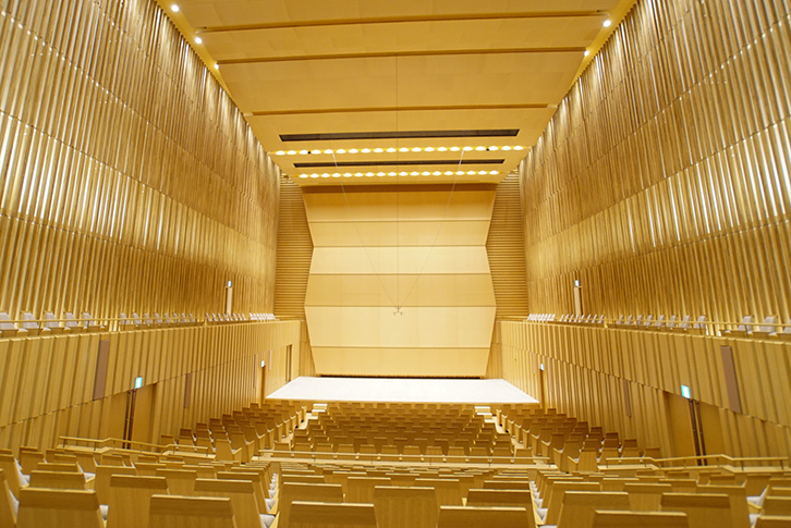 音楽ホールでは壁面埋め込み型スピーカーを採用