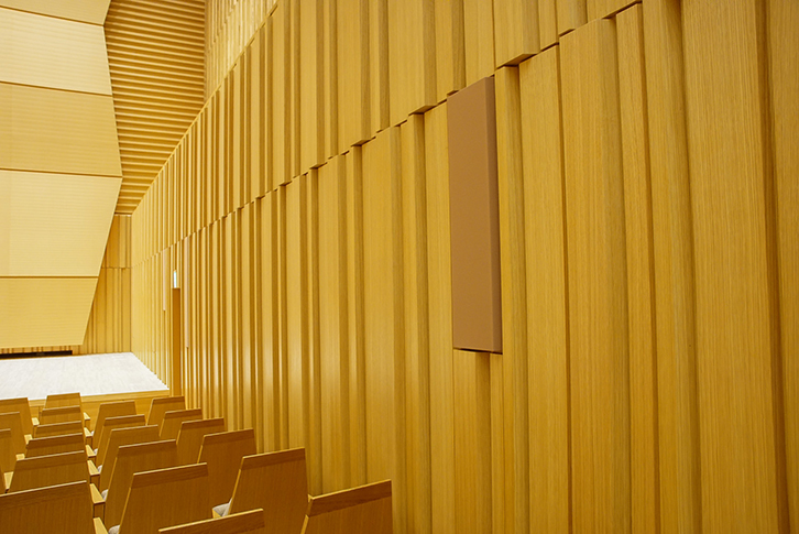 一階席後方用に補助スピーカーが片側2系統ずつ用意されている