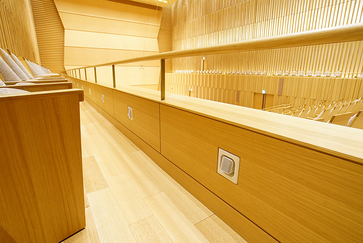 二階席に設置されたヤマハの超小型サーフェスマウントスピーカー「VXS1MLW」