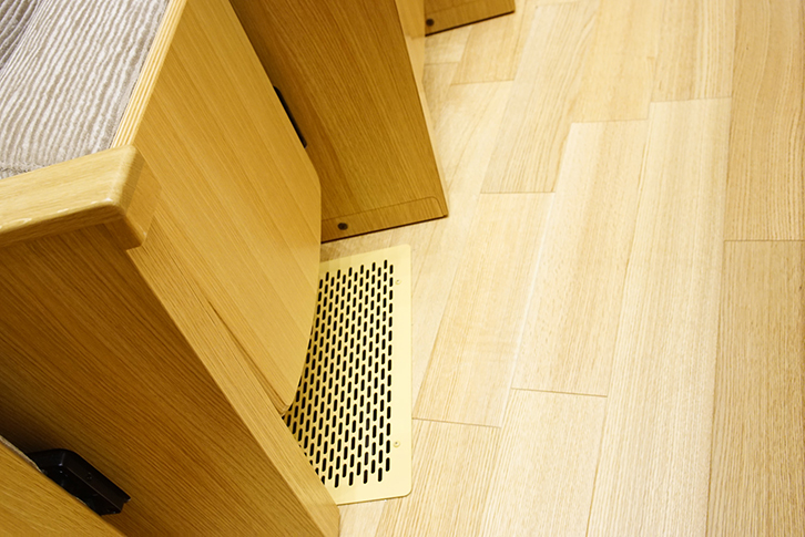 サブウーファー「VXS3SB」は二階座席下の空間に隠される形で設置されている