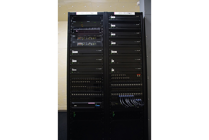 音楽ホール　アンプ室のパワーアンプ架