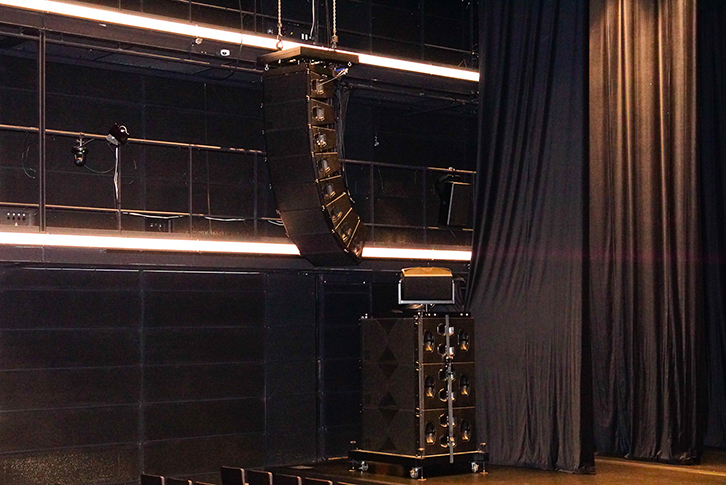 ここにはラインアレイに加えて大劇場と同じ超低域用のサブウーファーがあります。音量的には十分だと考えています。