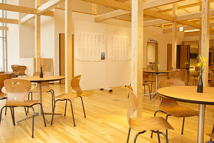 「グランツたけた」内にある市⺠が⾃由に使うことができるラウンジ　⽊材がふんだんに使⽤されている