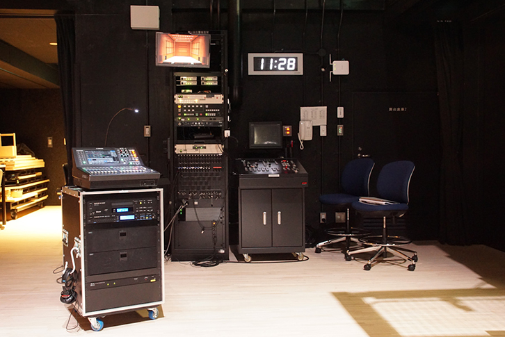 舞台袖に置かれている音響操作ワゴンの上にヤマハ「QL1」が設置されている