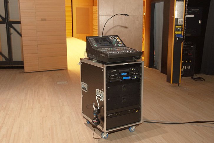 舞台袖に設置された音響操作ワゴン　Danteで接続されている