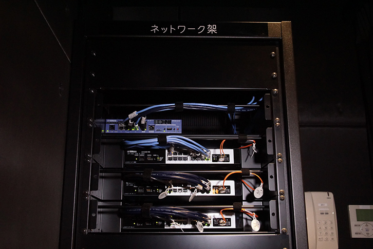 音響室のラックに設置されたLANスイッチ　LANスイッチは音響室、アンプ室に設置されDante ネットワークを構築している