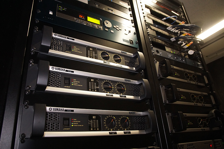 ステージの上階のアンプ室にもLANスイッチが設置され、舞台や音響室から音声が伝送される