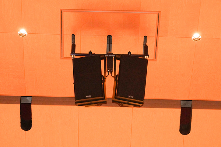 プロセニアムスピーカーにはNEXO 「PS15U」を導入。反射板使用時はスピーカーを天井裏に格納可能