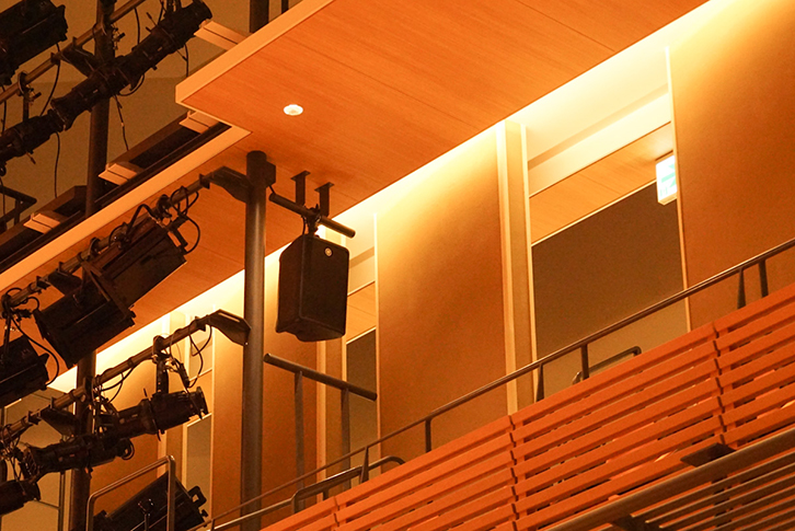 サイドバルコニー席に採用されているヤマハ「CBR10」